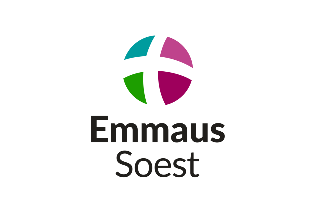Logo von Emmaus Soest mit einer kreisförmigen Grafik über dem Namen. Der Kreis ist in vier farbige Segmente unterteilt (türkis, grün, rosa und lila) mit einem weißen Kreuz in der Mitte.