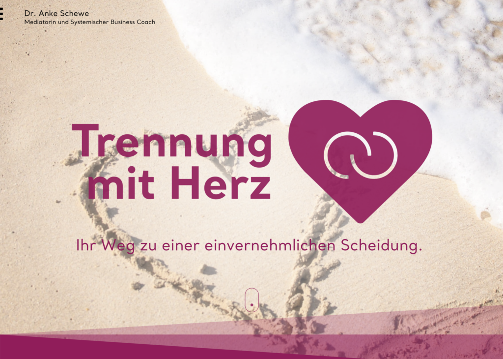 Ein Herz ist in den Sand am Meer gezeichnet. Der Text lautet "Trennung mit Herz" mit dem Symbol eines Herzens und ineinandergreifender Ringe. Untertitel: "Ihr Weg zu einer einvernehmlichen Scheidung". Der Name von Dr. Anke Schewe erscheint oben links.