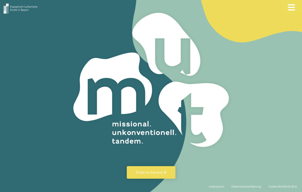Abstraktes Design mit großen, fettgedruckten weißen Buchstaben m, u und t auf sich überlappenden blaugrünen, grünen und gelben Formen. Unter dem m steht: missional. unkonventionell. tandem. Auf dem gelben Knopf steht: Finde es heraus.