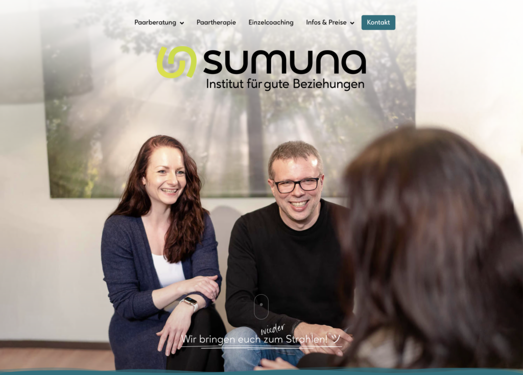 Zwei Personen, eine Frau und ein Mann, sitzen lächelnd und unterhalten sich in einem hellen Raum, in dem das Sonnenlicht durch die Bäume im Hintergrund fällt. Über ihnen ist das Logo sumuna - Institut für gute Beziehungen zu sehen.