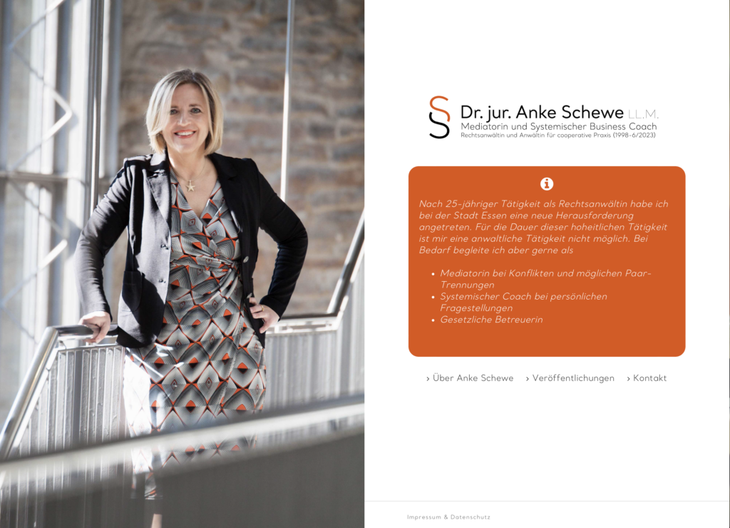 Eine lächelnde Frau mit kurzen blonden Haaren, die einen grauen Blazer und ein gemustertes Kleid trägt, steht an einem sonnenbeschienenen Fenster und stützt eine Hand auf ein Geländer. Der Text neben ihr stellt Dr. jur. Anke Schewe vor, Mediatorin und Wirtschaftscoach.