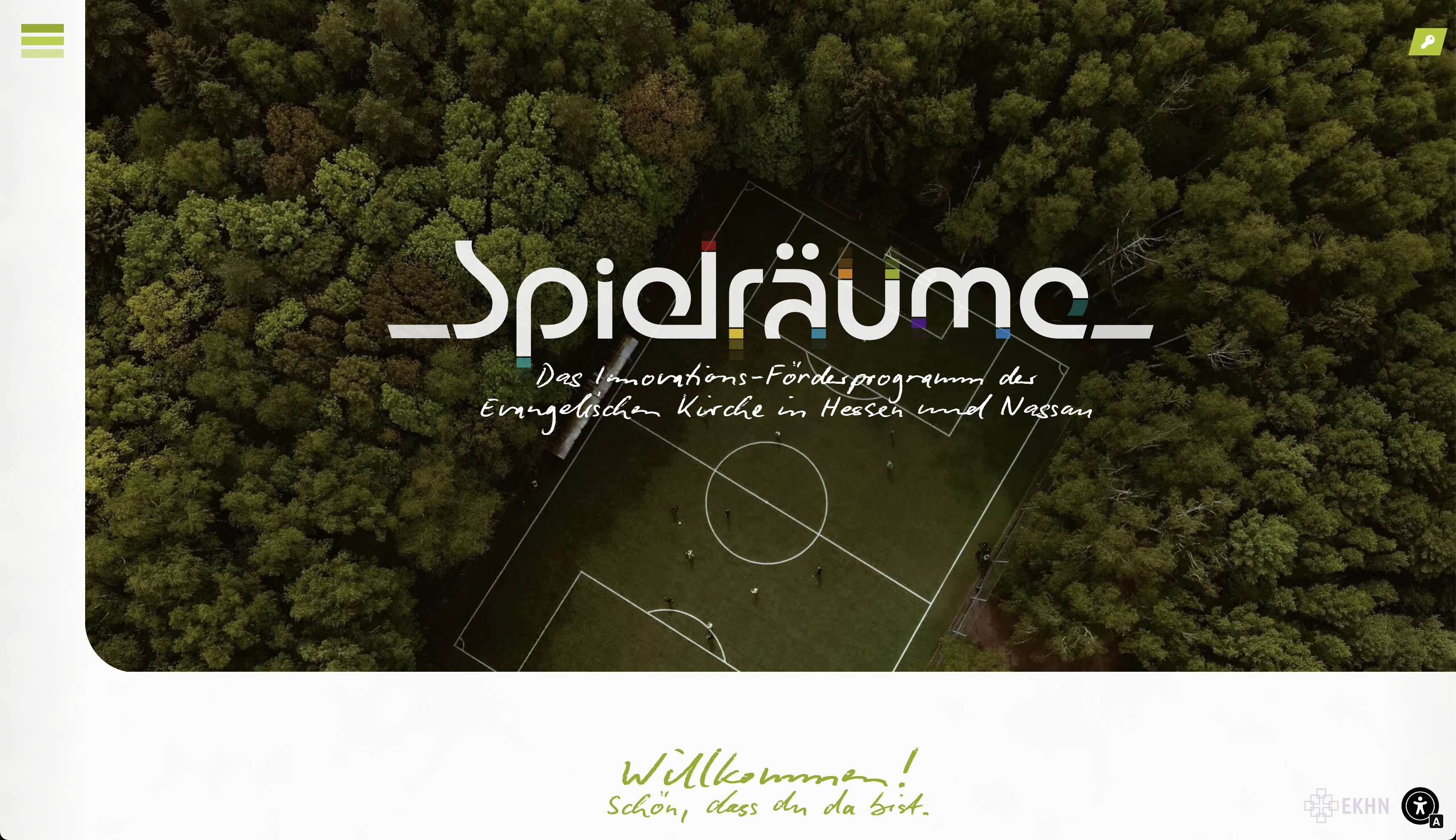 Startseite des Portals Spielräume. Man sieht einen Tennisplatz, umgeben von grünen Bäumen.