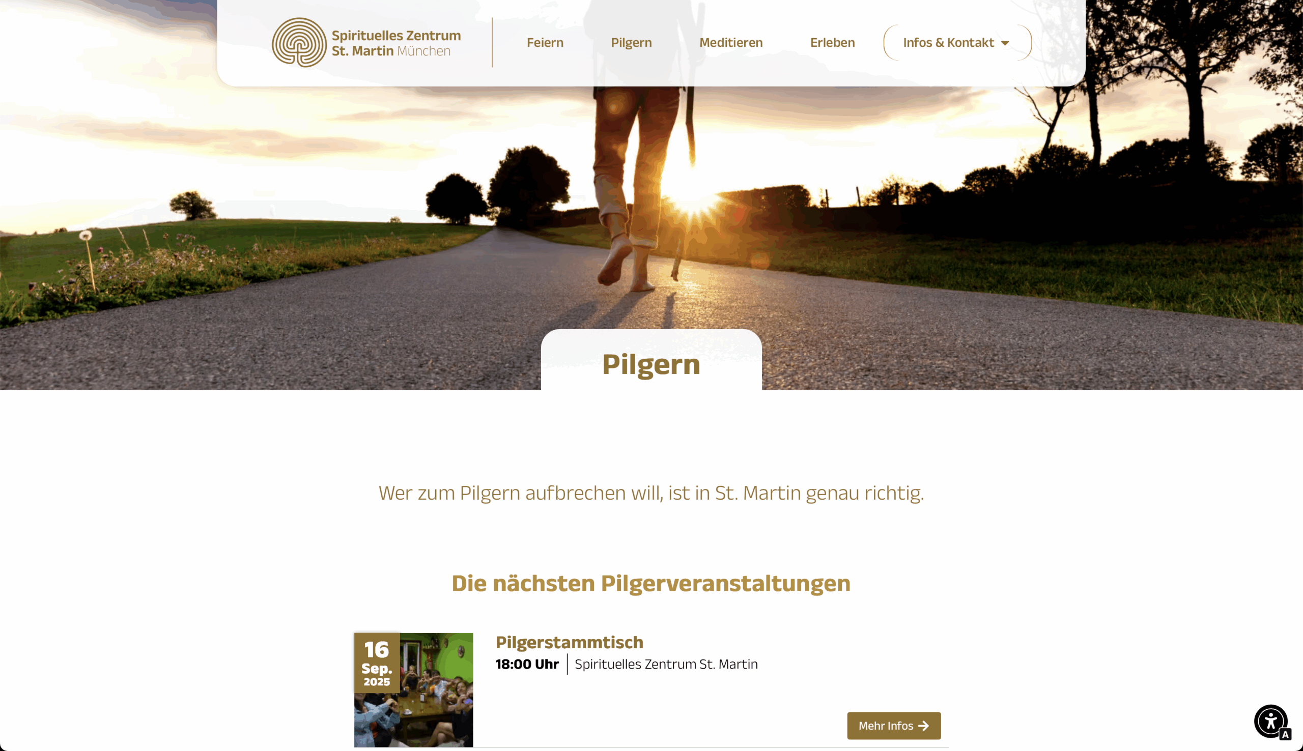 Eine Person mit einem Rucksack geht bei Sonnenuntergang eine Landstraße entlang. Die Kopfzeile der Website lautet "Spirituelles Zentrum St. Martin München", und darunter finden sich Informationen über bevorstehende Pilgerveranstaltungen, darunter ein Treffen am 16. September 2023.