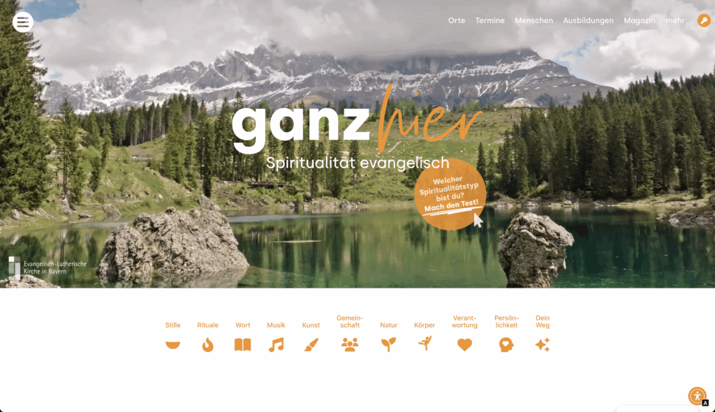 Ein ruhiger Bergsee, umgeben von immergrünen Bäumen und schneebedeckten Gipfeln, dient als Hintergrund für eine Website über evangelische Spiritualität. Textüberlagerungen und Symbole heben verschiedene spirituelle Themen und ein Quiz zur Spiritualität hervor.