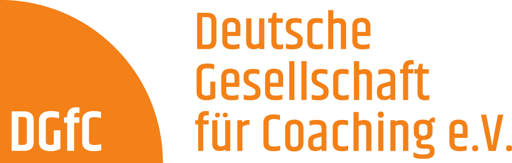 Logo mit einem orangefarbenen Halbkreis auf der linken Seite und dem Text "DGfC" darin. Rechts daneben steht in orangenen Buchstaben "Deutsche Gesellschaft für Coaching e.V." auf transparentem Hintergrund.