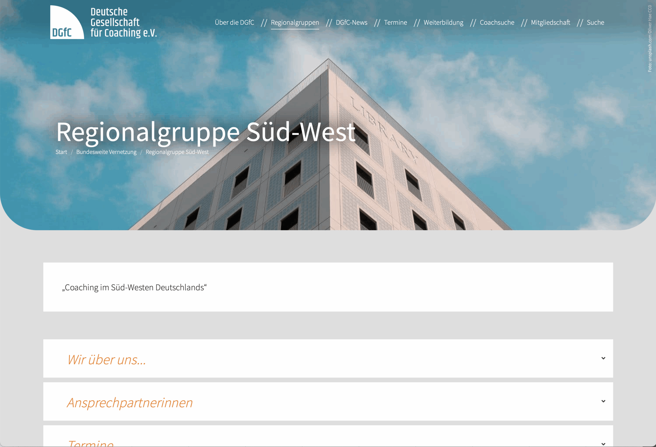 Eine Website der Deutschen Gesellschaft für Coaching e.V. zeigt ein Foto eines modernen Gebäudes mit blauem Himmel. Die Seitenüberschrift lautet "Regionalgruppe Süd-West" mit Navigationsmenüs am oberen Rand.
