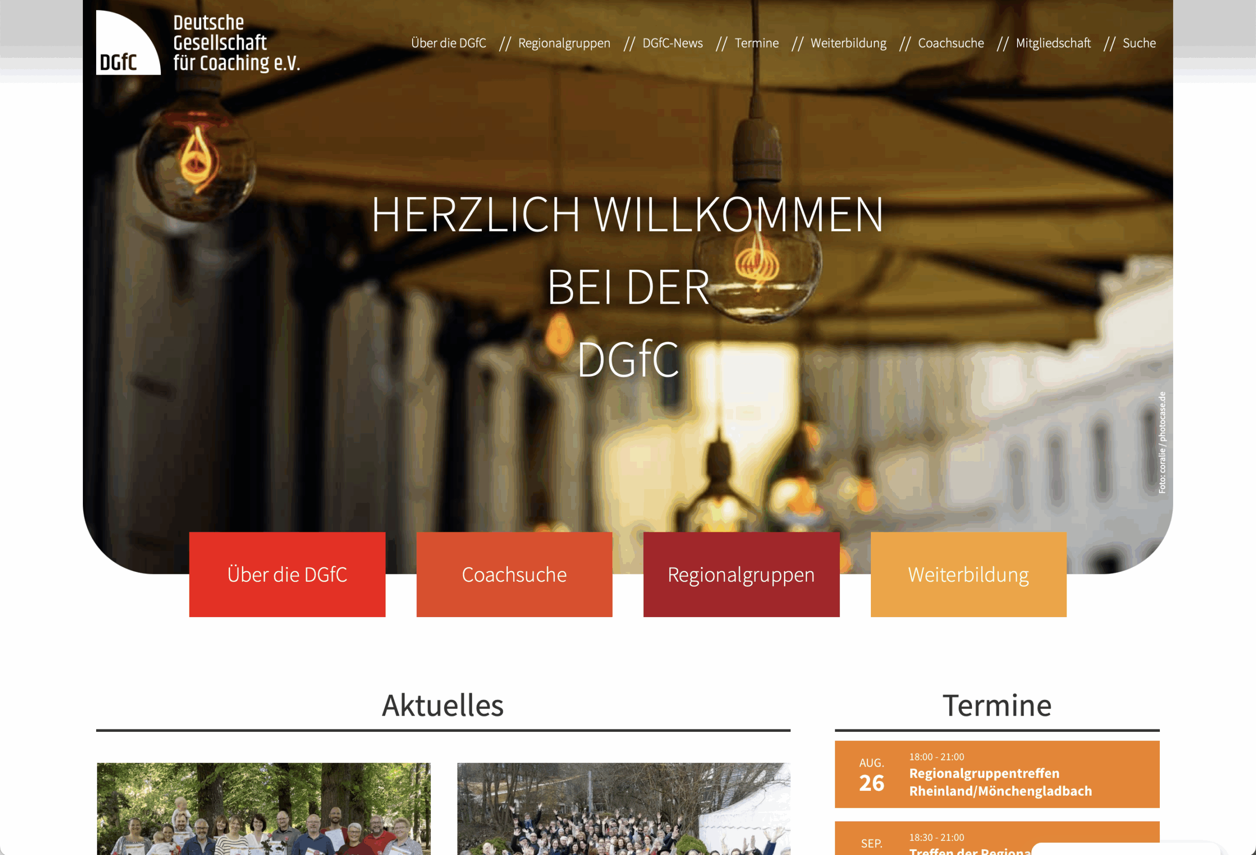Screenshot der Startseite der DGfC-Website mit einem herzlichen Willkommensgruß, Hauptnavigationsmenü und roten Schaltflächen für DGfC-Infos, Coaching, Regionalgruppen und Weiterbildung, darunter Nachrichten und Veranstaltungen.