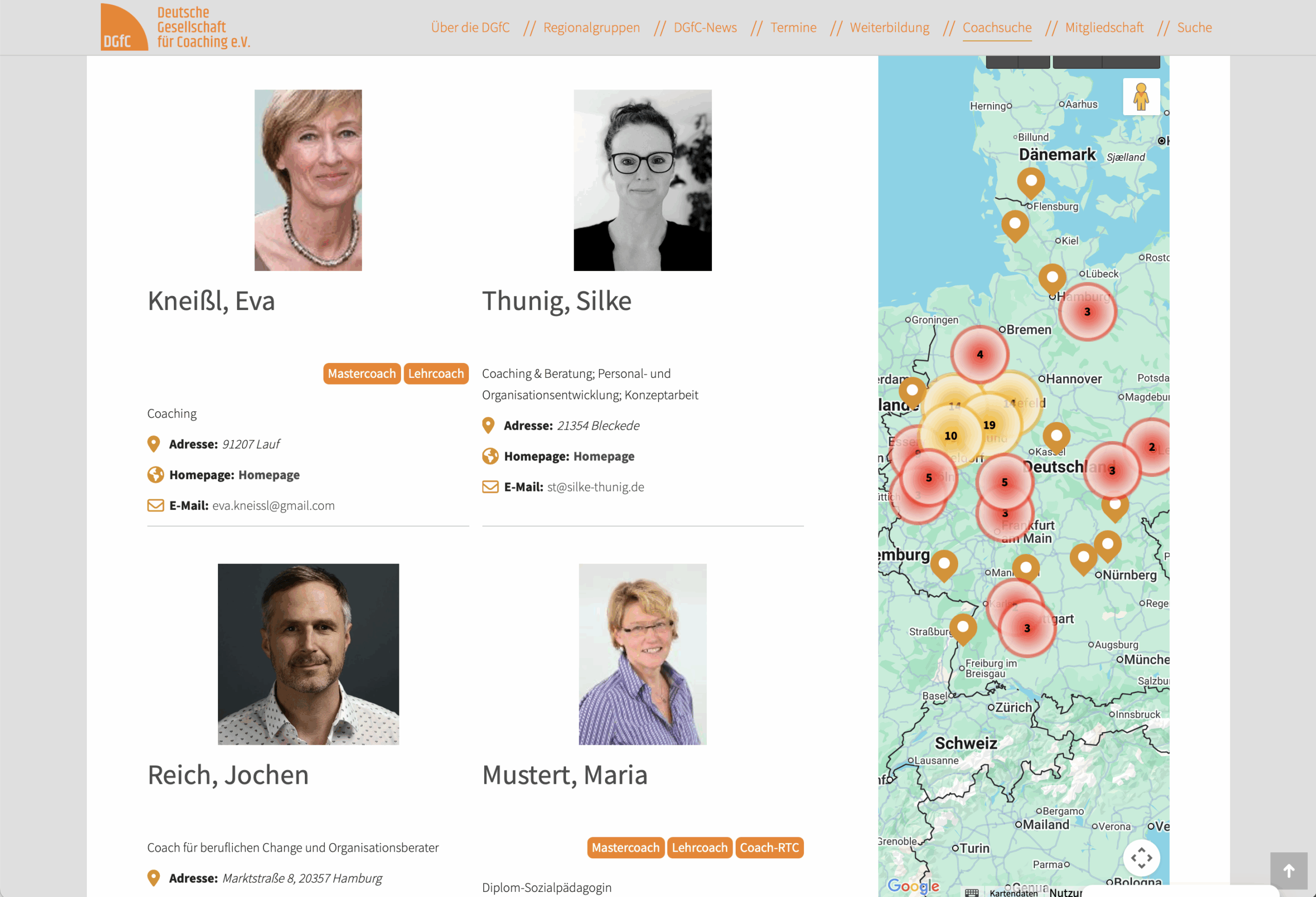 Auf einer Website sind vier Busse mit Profilfotos, Namen, Spezialgebieten und Kontaktinformationen aufgeführt. Auf der rechten Seite sind die Standorte der Busse in Norddeutschland durch nummerierte rot-gelbe Stecknadeln gekennzeichnet.