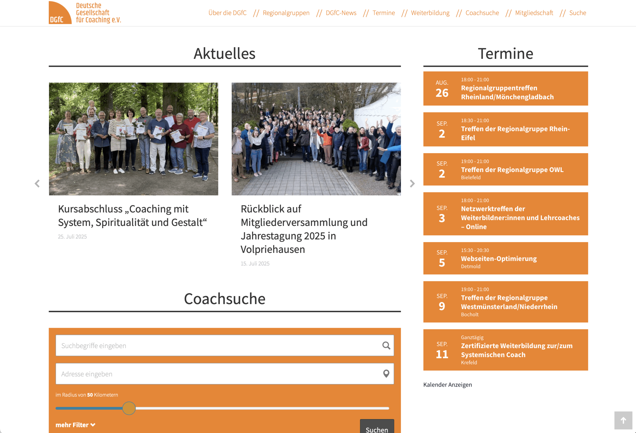Screenshot einer Website mit aktuellen Nachrichten, Gruppenfotos, einer Coaching-Suchleiste und einem Veranstaltungskalender mit Terminen für anstehende Regionalgruppentreffen und einen Workshop. Das Layout ist übersichtlich und verwendet orangefarbene Hervorhebungen.