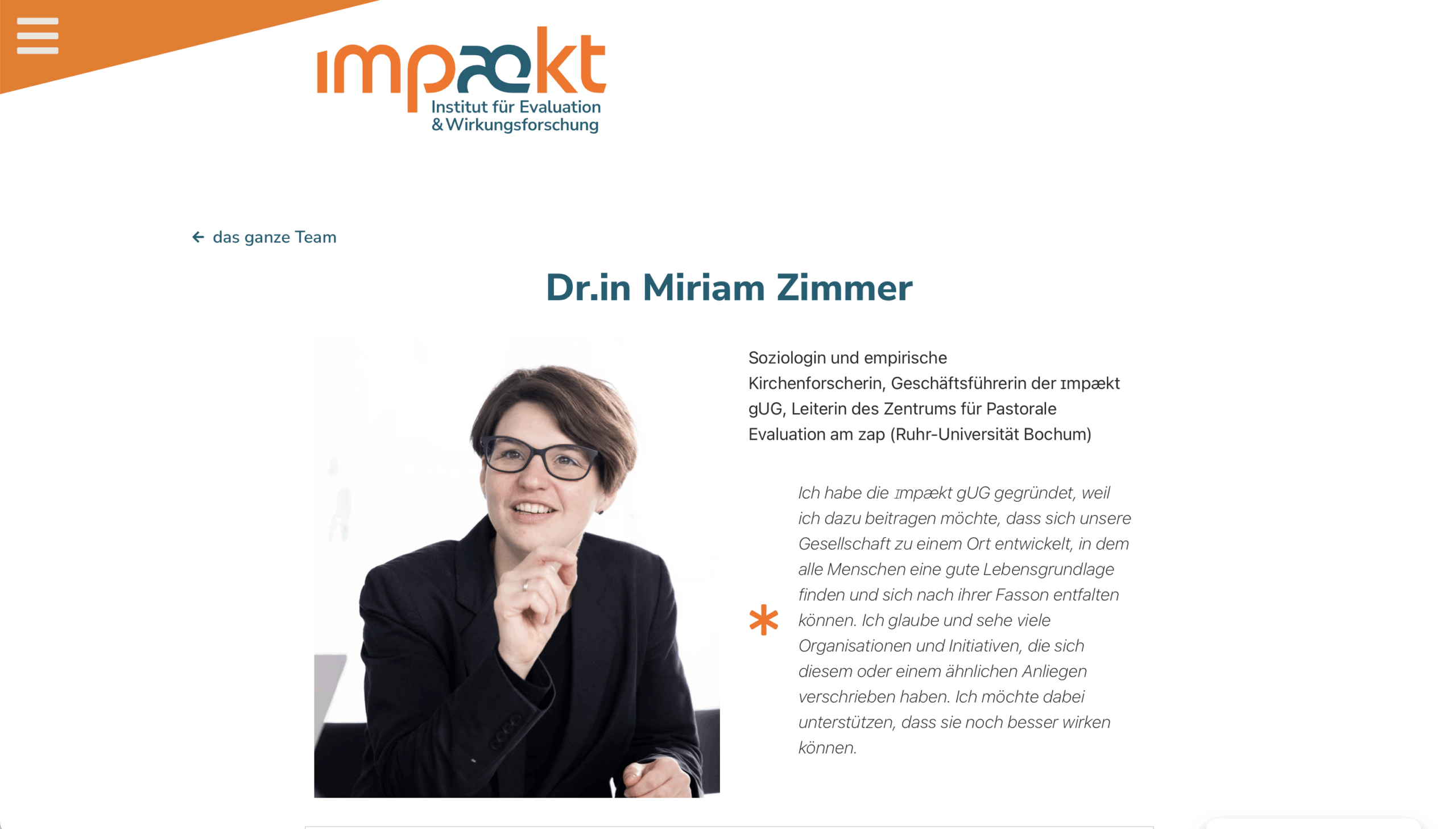 Eine Frau mit kurzen braunen Haaren und Brille, bekleidet mit einem schwarzen Blazer, sitzt an einem Tisch, lächelt und hält einen Stift in der Hand. Der Text neben ihr stellt sie als Dr. Miriam Zimmer vom Institut impakt gUG vor.