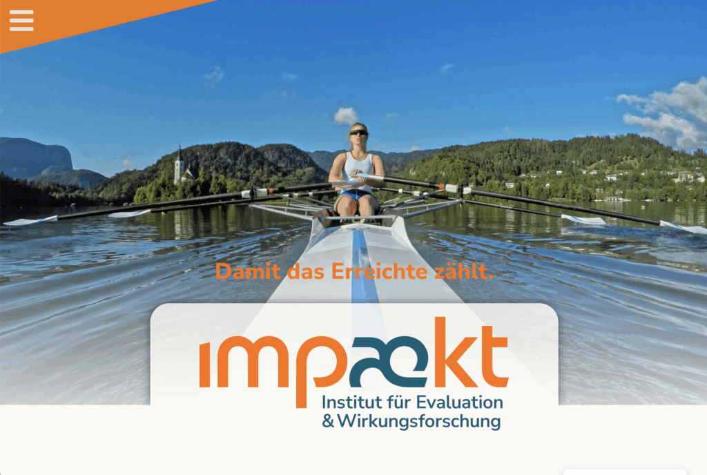 Eine Frau rudert ein Boot auf einem ruhigen See mit Bergen und Bäumen im Hintergrund. Der Text lautet: Damit das Erreichte zählt. und Impaekt Institut für Evaluation & Wirkungsforschung mit dem Logo des Instituts.