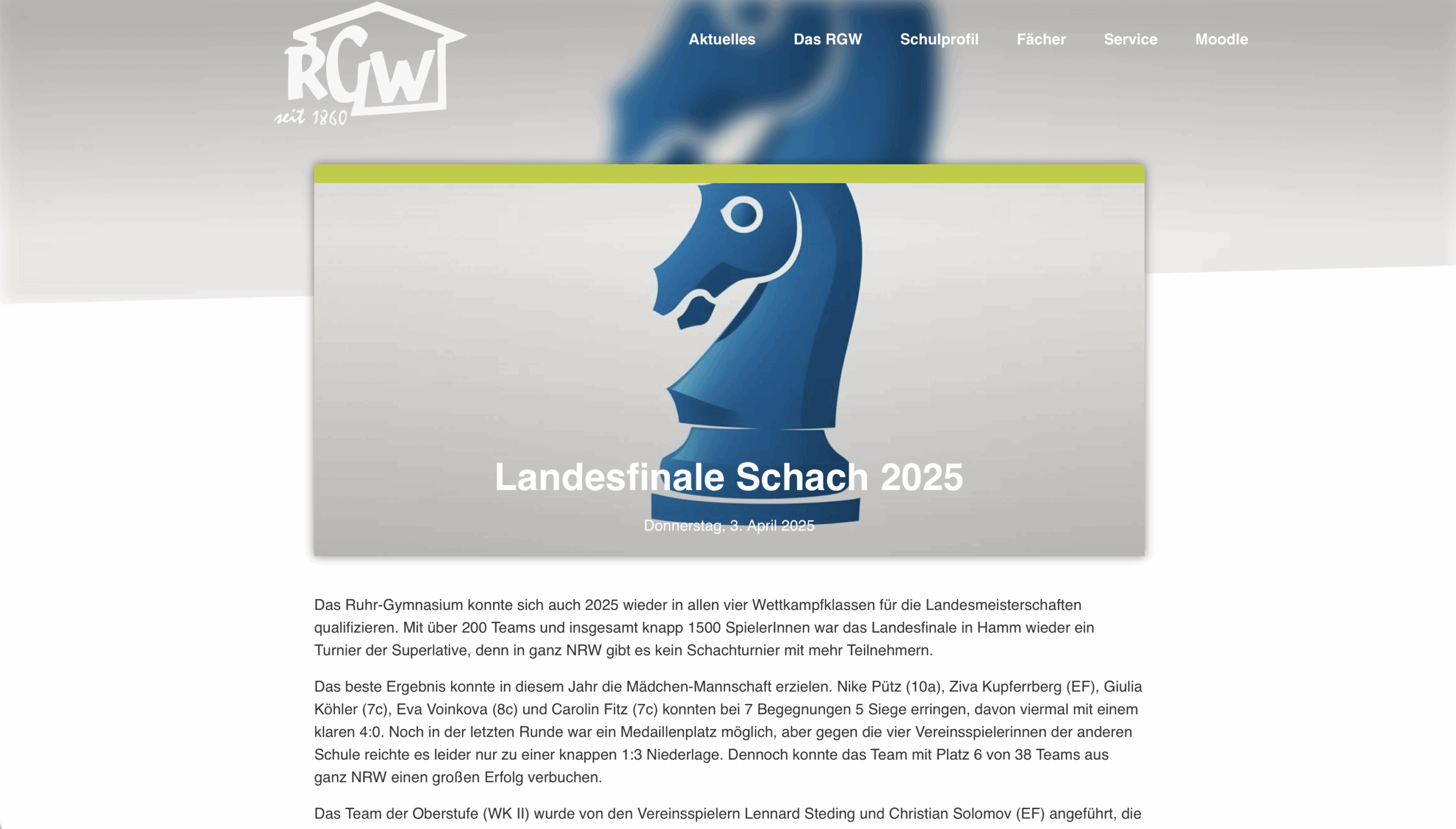 Screenshot einer Website, die das Landesfinale Schach 2025 ankündigt, mit einem blauen Schach-Springersymbol in der Mitte und einem Navigationsmenü am oberen Rand. Ein deutscher Text über das Schachturnier ist unter dem Bild zu sehen.
