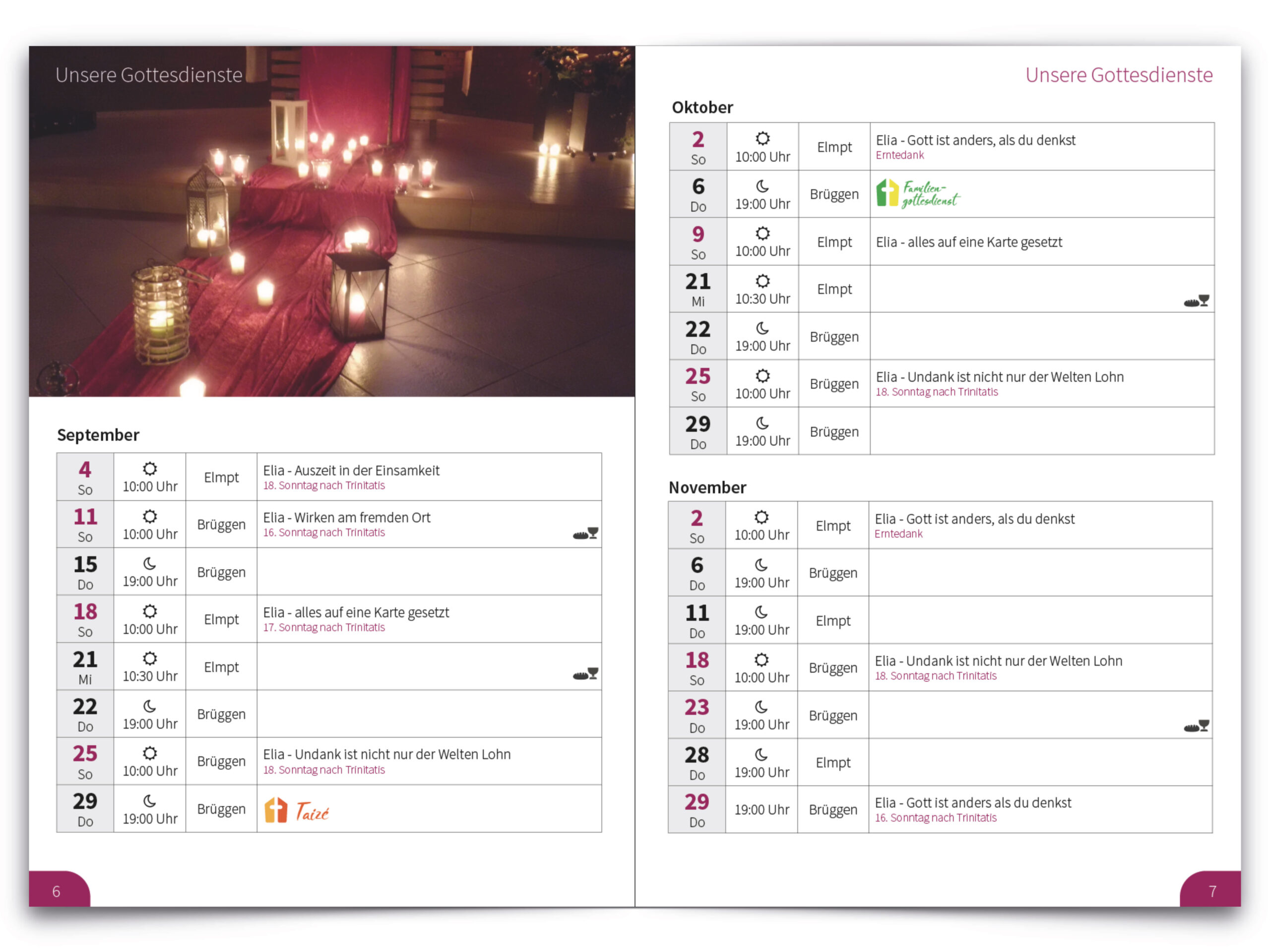 Ein Gottesdienstplan wird neben einem Foto einer sanft beleuchteten Szene mit Kerzen, Laternen und rotem Stoff, der auf den Stufen drapiert ist, angezeigt.