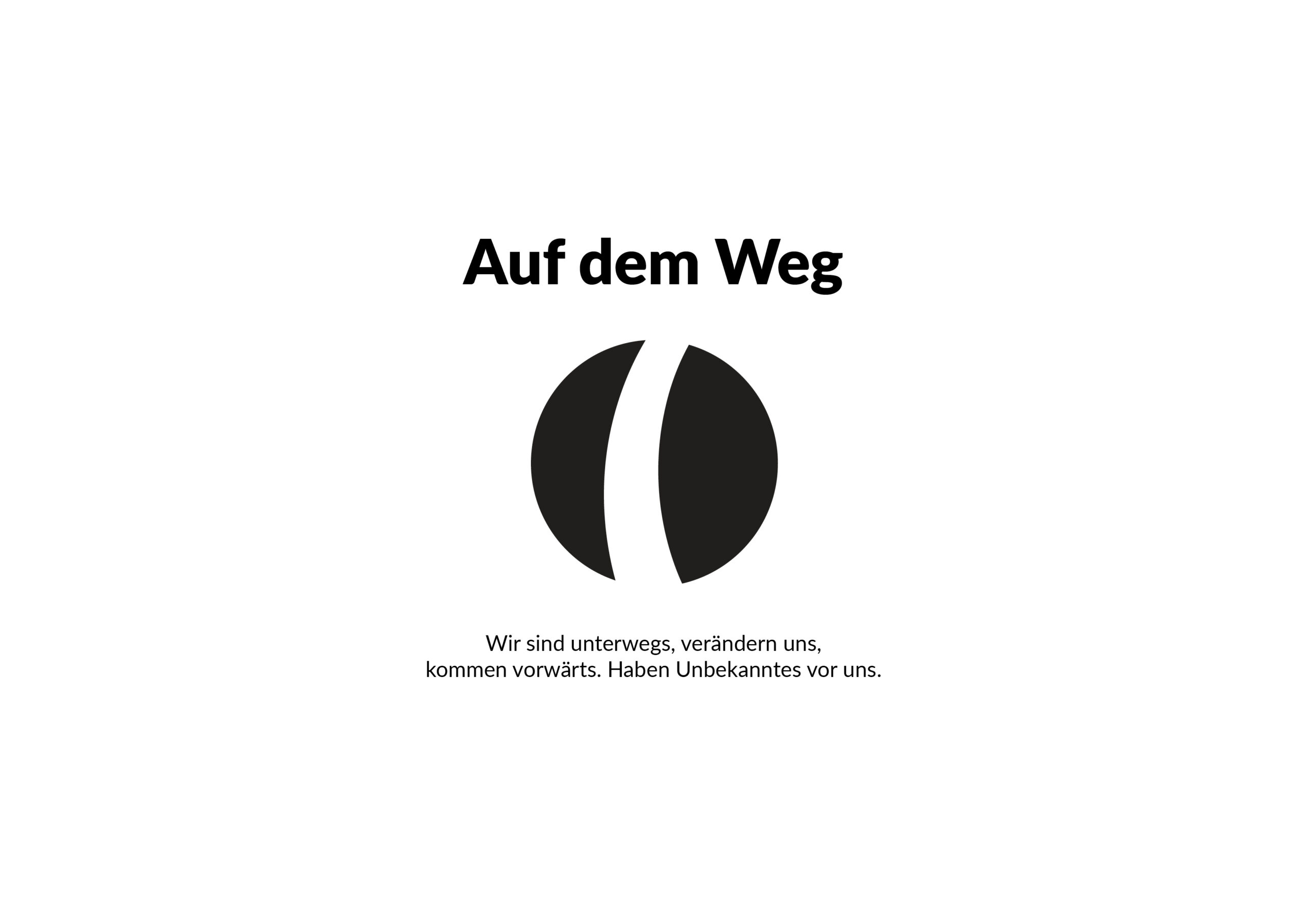 Schwarzer Text Auf dem Weg über einem schwarzen, vertikal geteilten Kreis; darunter auf Deutsch: Wir sind unterwegs, verändern uns, kommen vorwärts. Haben Unbekanntes vor uns.