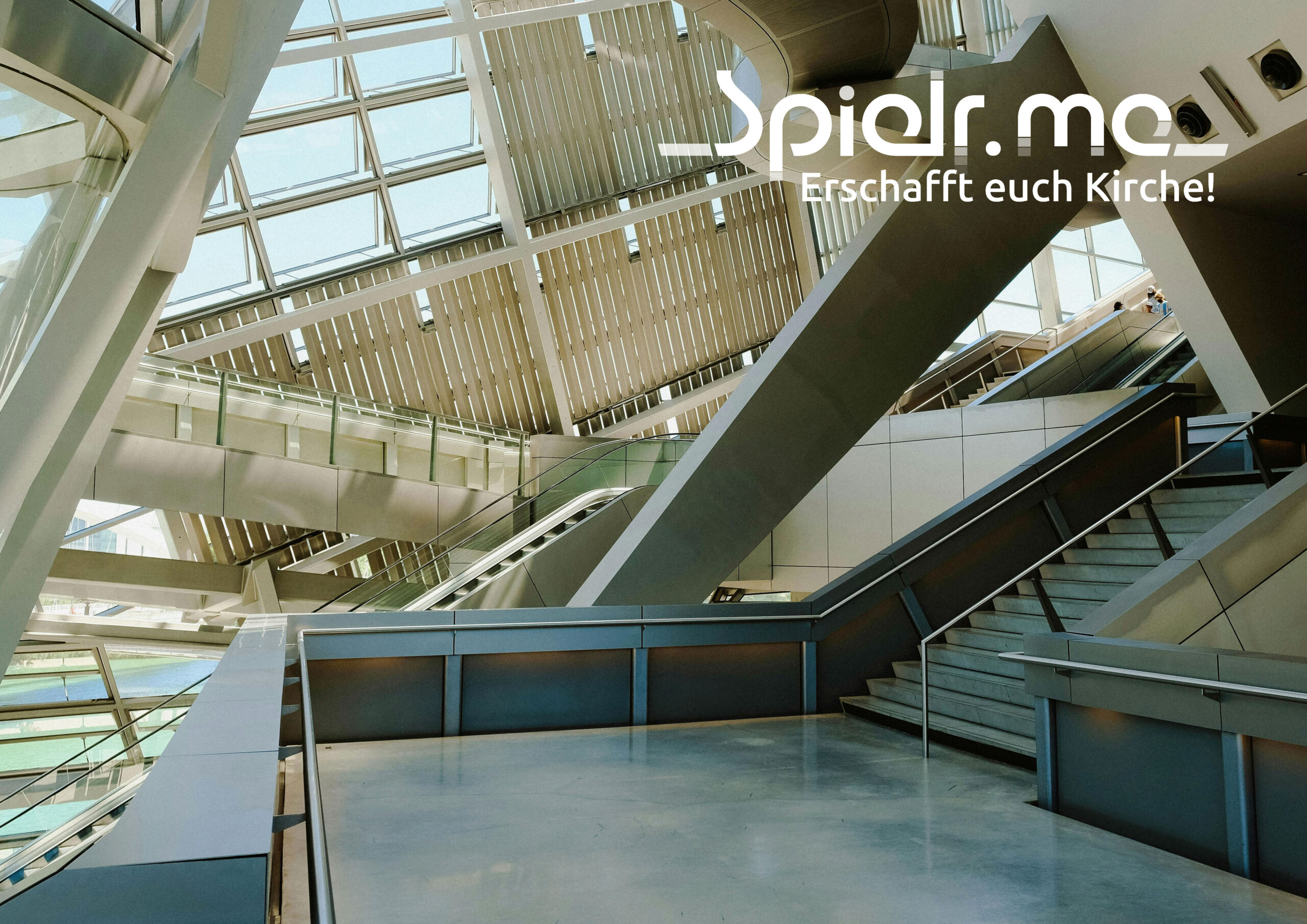 Modernes Gebäudeinneres mit großen Glasfenstern, Metallträgern und Rolltreppen. In der oberen rechten Ecke steht Spielr.me Erschafft euch Kirche! zu lesen.