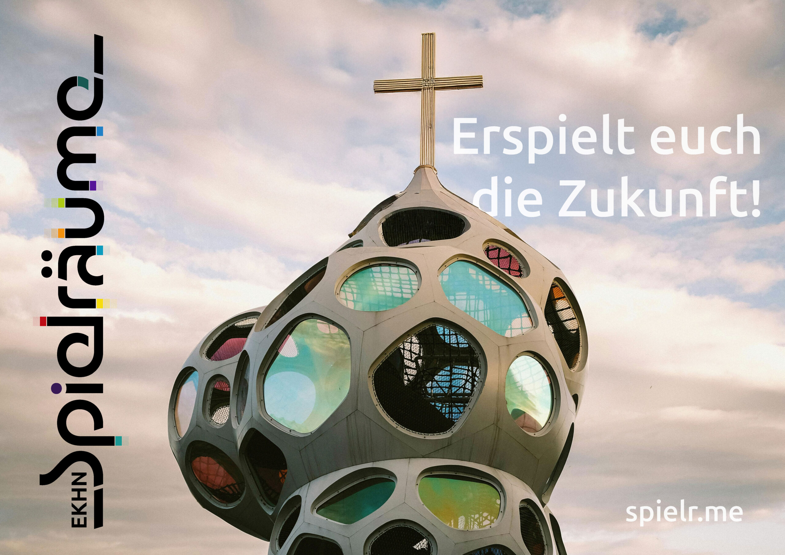 Ein moderner Kirchturm mit runden, bunten Fenstern und einem Kreuz auf der Spitze. Der Text lautet: Erspielt euch die Zukunft! und enthält Logos und die URL spielr.me.