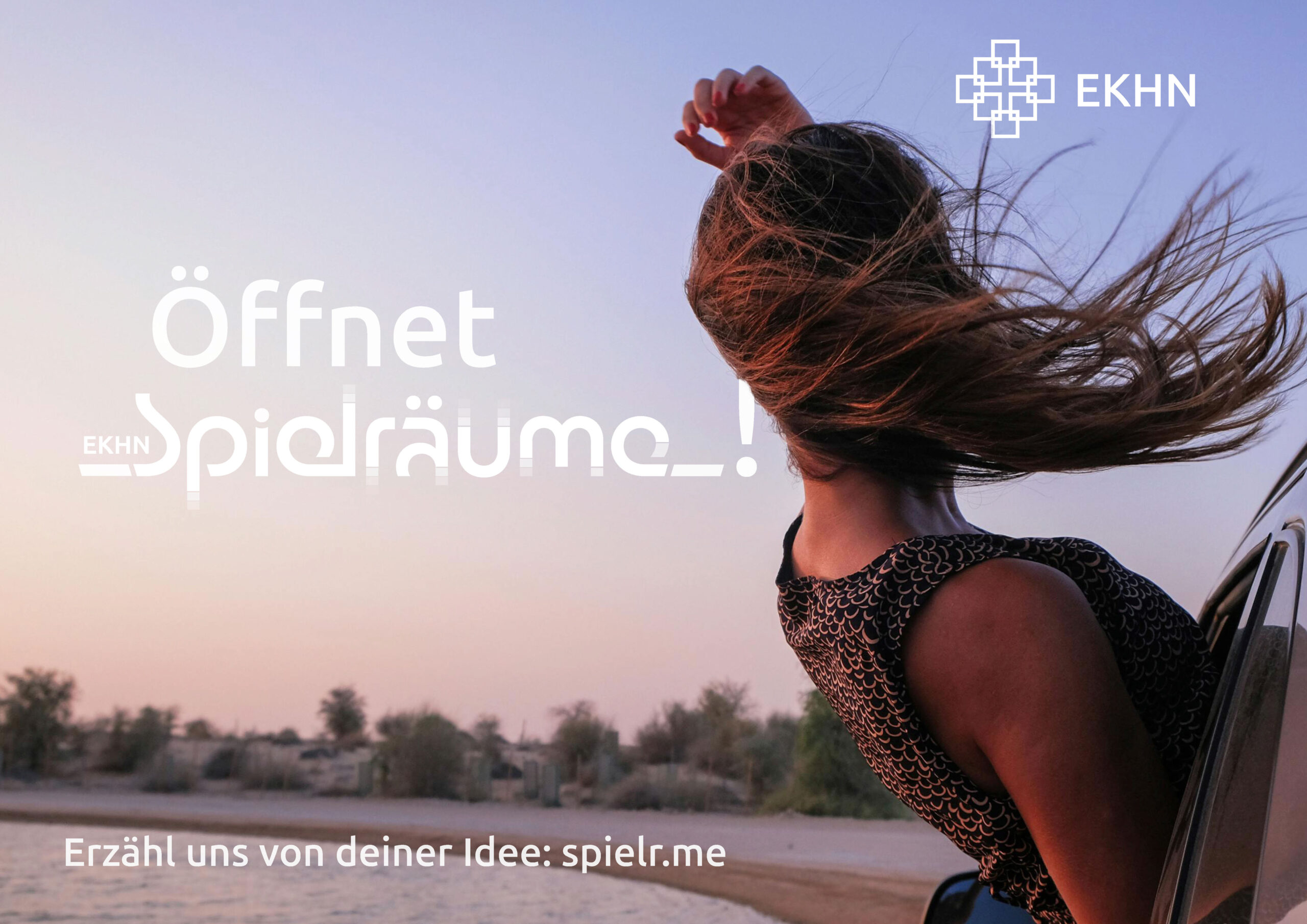 Eine Frau lehnt sich aus einem Autofenster, ihr Haar weht bei Sonnenuntergang im Wind. Deutscher Text und EKHN-Logo überlagern das Bild.