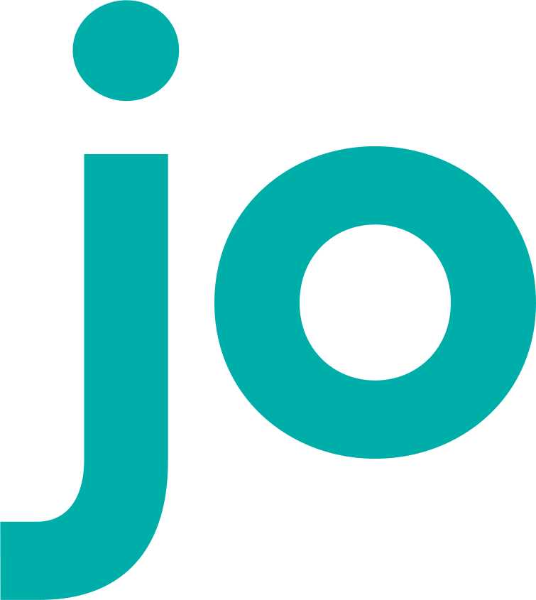 Tealfarbene Kleinbuchstaben j und o auf hellgrauem Hintergrund; das o ist groß und fett, und der Punkt des j ist kreisförmig und abgesetzt.