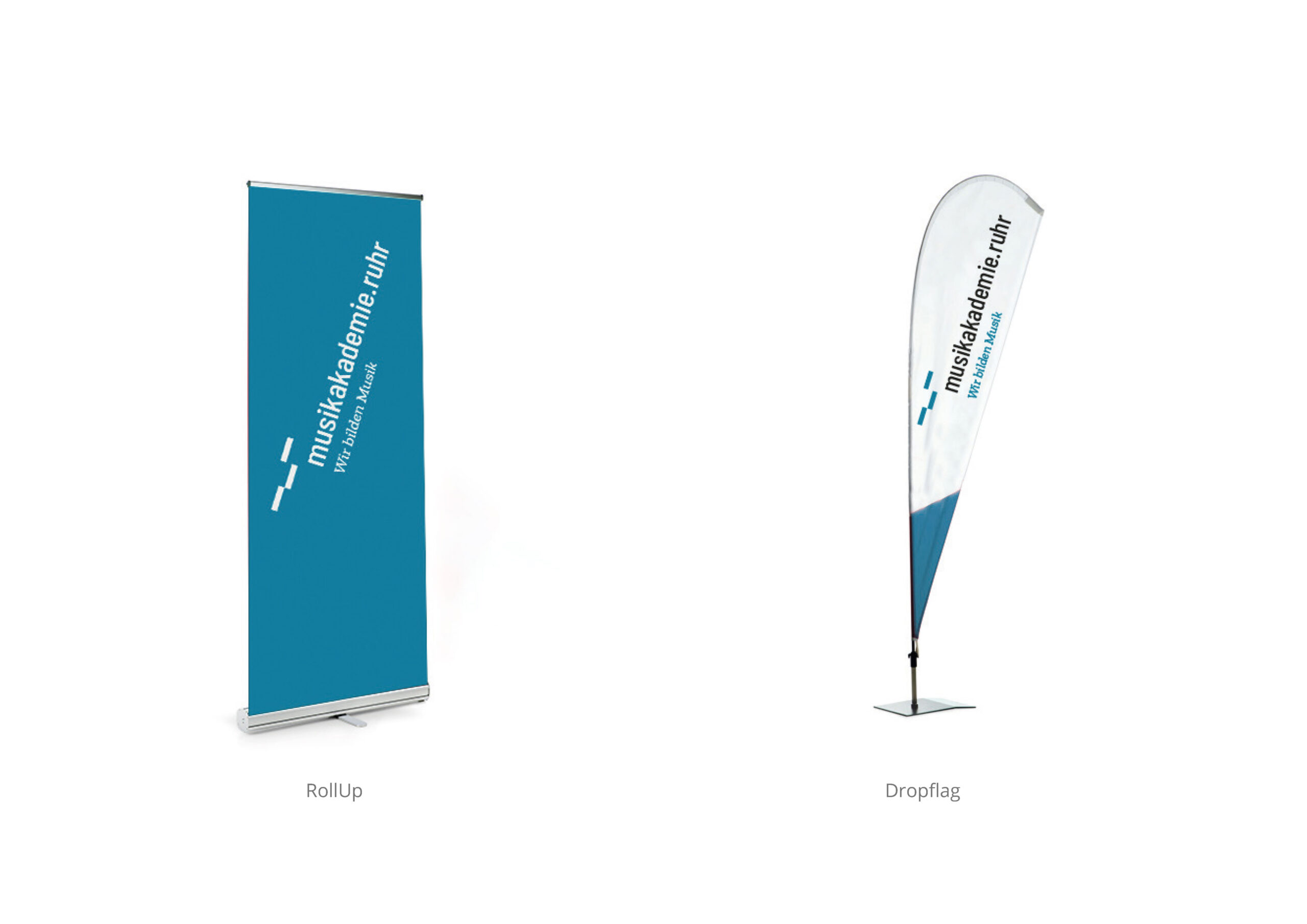 Ein blaues Roll-up-Banner und eine blau-weiße Drop-Flag zeigen den Text musikakademie.ruhr mit einem Logo, beide stehen auf einem schlichten weißen Hintergrund.